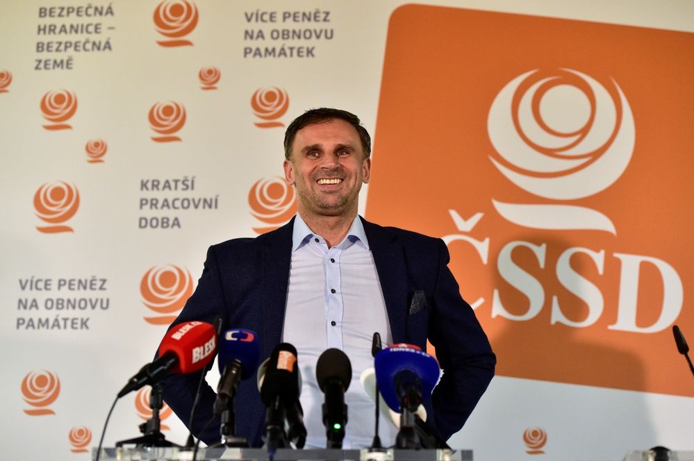 Jiří Zimola oznámil rezignaci na post prvního místopředsedy ČSSD. Zkroušeně u toho ale nevypadal (7.11.2018)