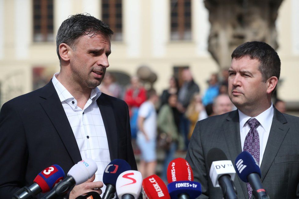 Lídři ČSSD Jiří Zimola a Jan Hamáček po schůzce na Hradě (4. 4. 2018)