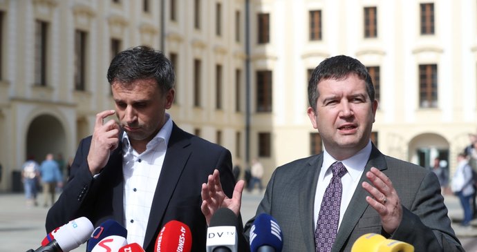 Lídři ČSSD Jiří Zimola a Jan Hamáček po schůzce na Hradě (4. 4. 2018)