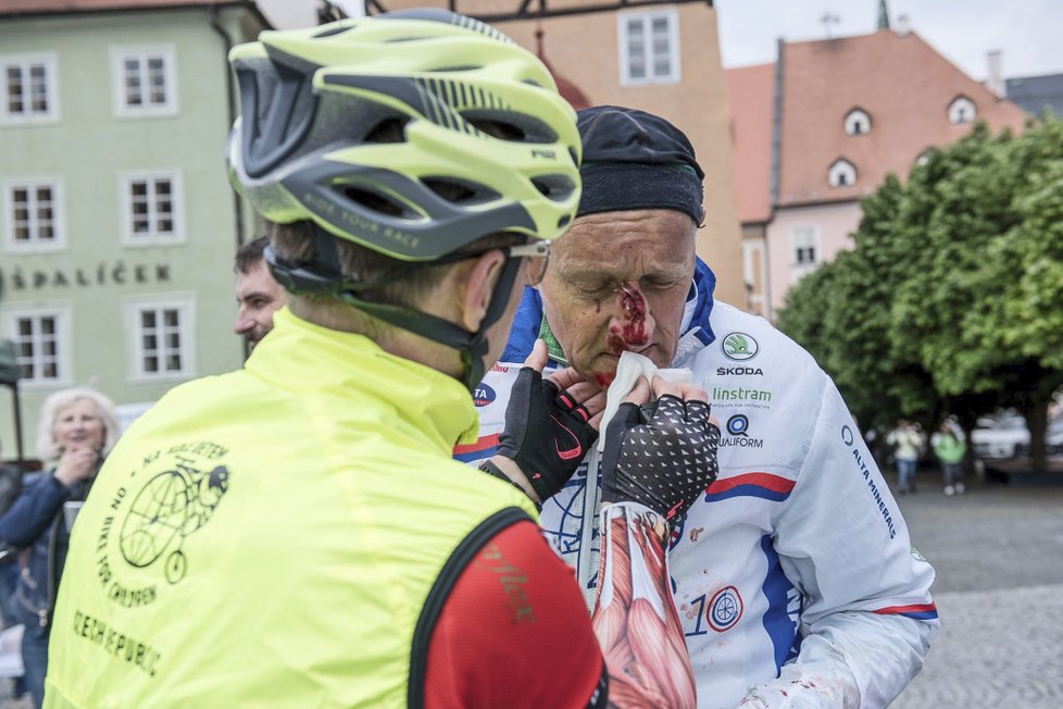 Navzdory krutým bolestem po pádu se Josef Zimovčák nevzdal a vrátil se do čela pelotonu jedenáctidenní charitativní jízdy, která si klade za cíl vybrat peníze na rehabilitaci onkologicky nemocných dětí.