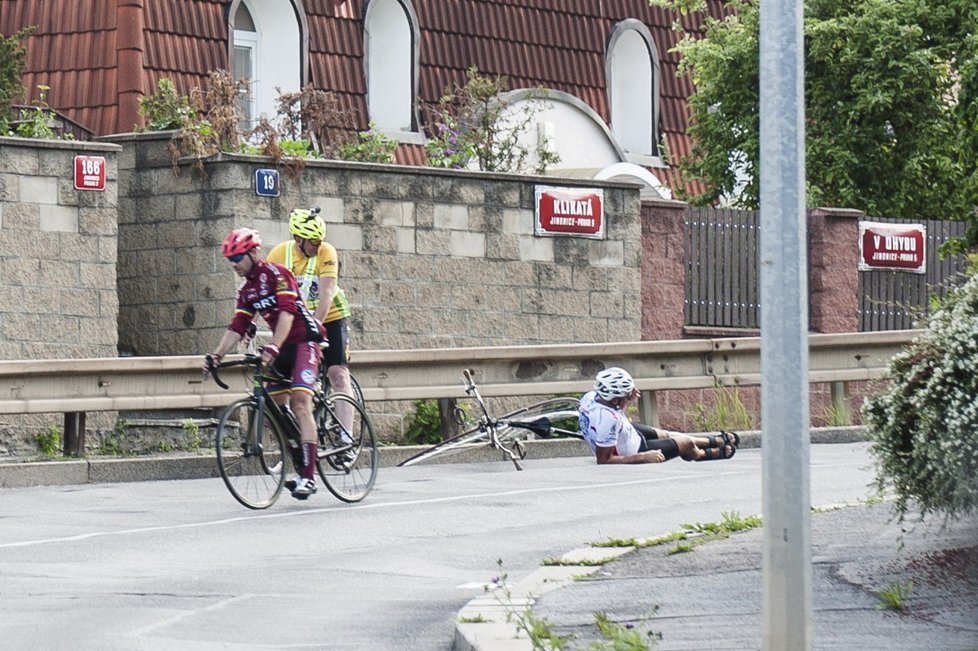 Josef Zimovčák (62) padá při sjezdu po hrbolaté silnici v Klikaté ulici v Praze Jinonicích.