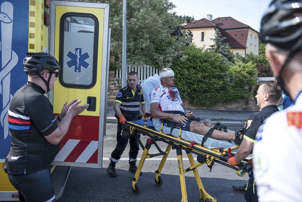 Sanitka odváží Josefa Zimovčáka (62) po těžkém pádu v pražských Jinonicích na ošetření na kliniku.