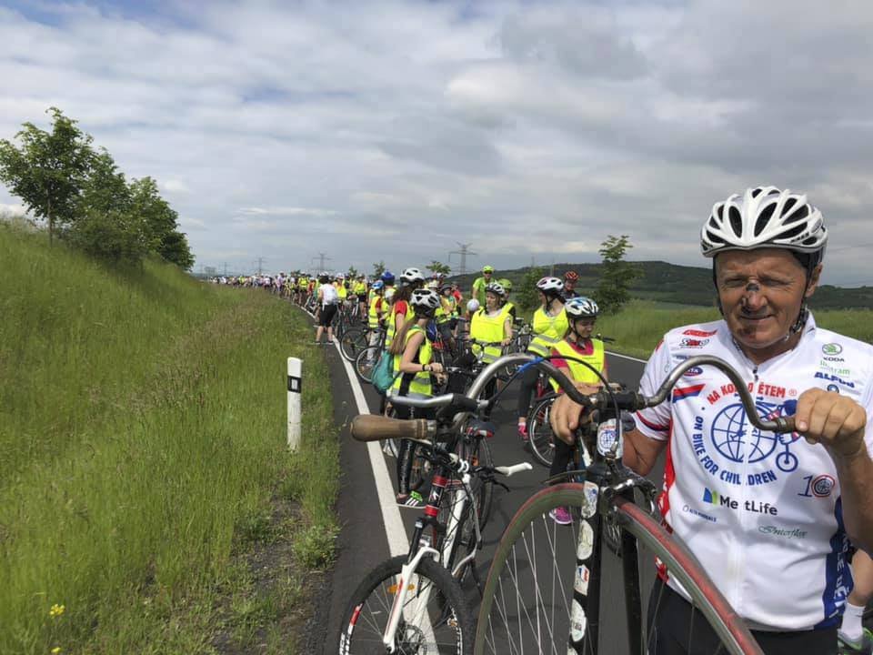 Josef Zimovčák se i po dvou těžkých pádech a navzdory bolestivým zraněním znovu postavil do čela pelotonu charitativní jízdy Na kole dětem ve prospěch onkologicky nemocných dětí.