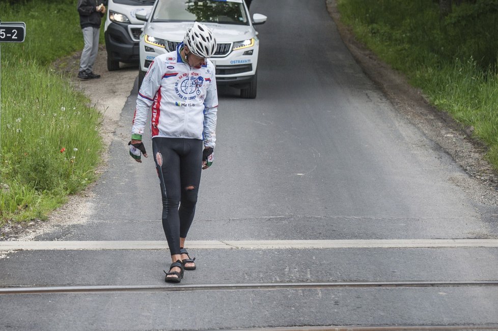 Josef Zimovčák zkoumá přejezd na silnici, na kterém upadl a ošklivě se potloukl.