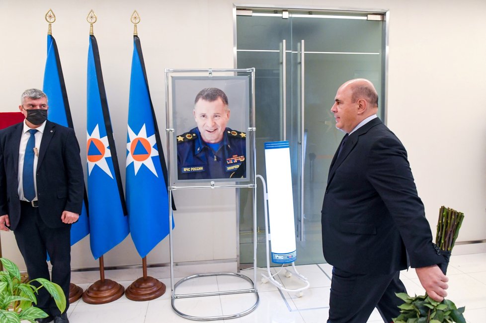 Ruský premiér Michail Mišustin během smutečního rozloučení s tragicky zesnulým ministrem pro mimořádné události Jevgenijem Ziničevem (10. 9. 2021)