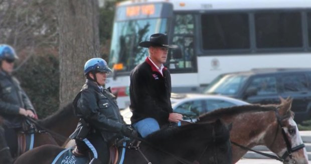 Ministr naklusal do práce jako kovboj. Trumpův muž dorazil na koni v klobouku