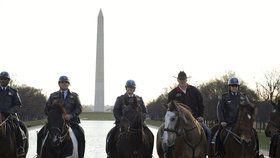 Zinke za doprovodu washingtonské  policie přijíždí k budově ministerstva.