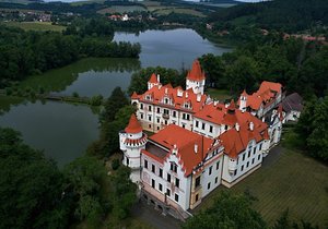 Nádherný zámek Žinkovy na jižním Plzeňsku je na prodej. Zlevnil na 200 milionů.