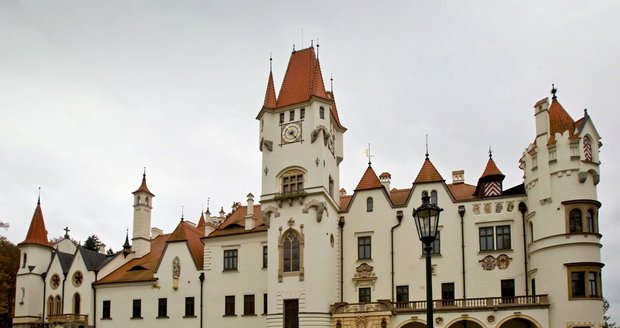 Nádherný zámek Žinkovy na jižním Plzeňsku je na prodej. Zlevnil na 200 milionů.