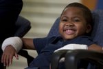 Osmiletý Američan Zion Harvey se stal nejmladším pacientem na světě, kterému lékaři transplantovali obě ruce.