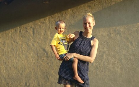 Kate Williams (35) a její tříletý syn.