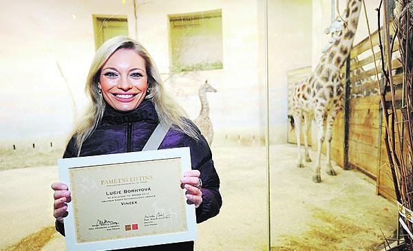 Lucka Borhyová přijela do pražské ZOO pokřtít žirafího samečka