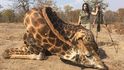 Sabrina na sociálních sítích sklízí obdiv i nenávist, protože zabíjí zvířata a fotografuje se s nimi. Žirafa rozhodně nebyla prvním ani posledním úlovkem...