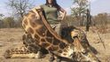 Sabrina na sociálních sítích sklízí obdiv i nenávist, protože zabíjí zvířata a fotografuje se s nimi. Žirafa rozhodně nebyla prvním ani posledním úlovkem...