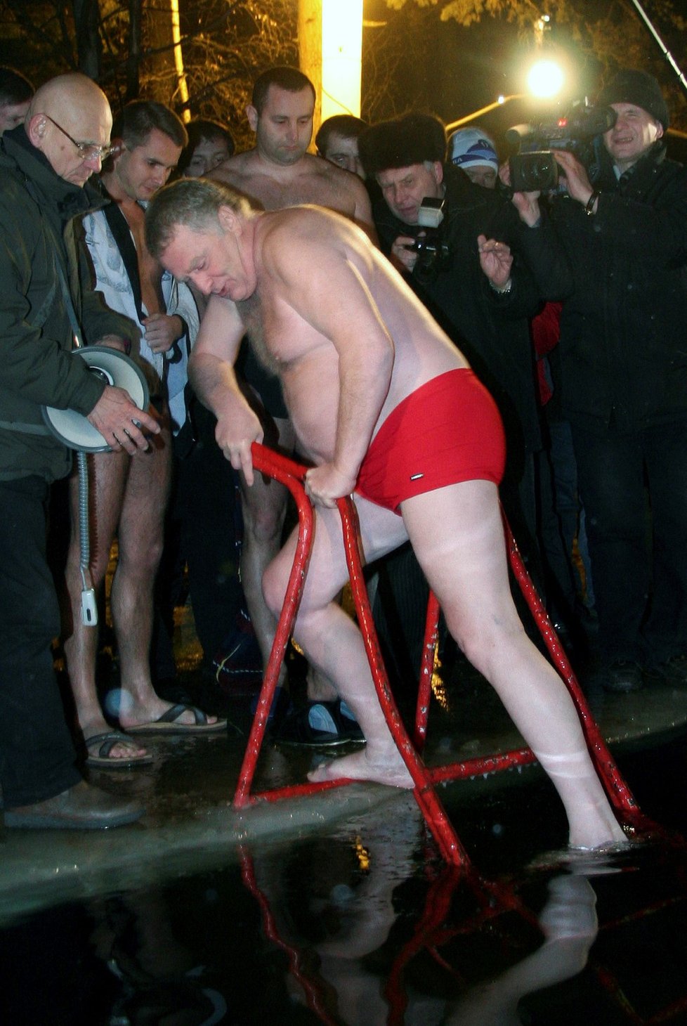 Také ruský politik Vladimir Žirinovskij se o půlnoci na 19. ledna 2008 ponořil do malého čtvercového &#34;bazénku&#34; v moskevském lesoparku Serebrjanyj bor. Součástí nynějšího pravoslavného svátku připomínajícího křest Ježíše Krista je i koupel v posvěcené vodě.