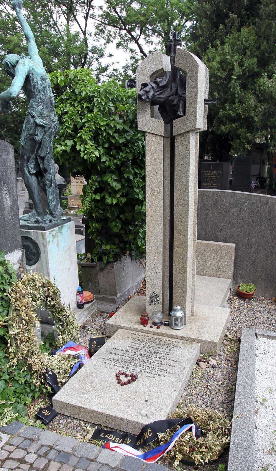 V tomto hrobě na pražském Vyšehradě bude Zita Kabátová pochována.