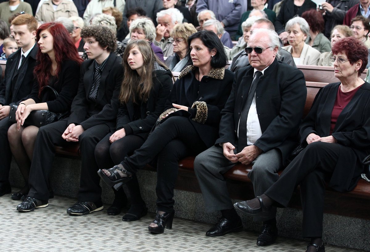 Část rodiny Zity Kabátové. Zleva: vnuk Jiří, vnučka Dita, vnuk Tom, vnučka Grace, současná snacha Pavlína Křepelková – manželka Jiřího Zavřela, který na pohřeb nakonec nepřišel.