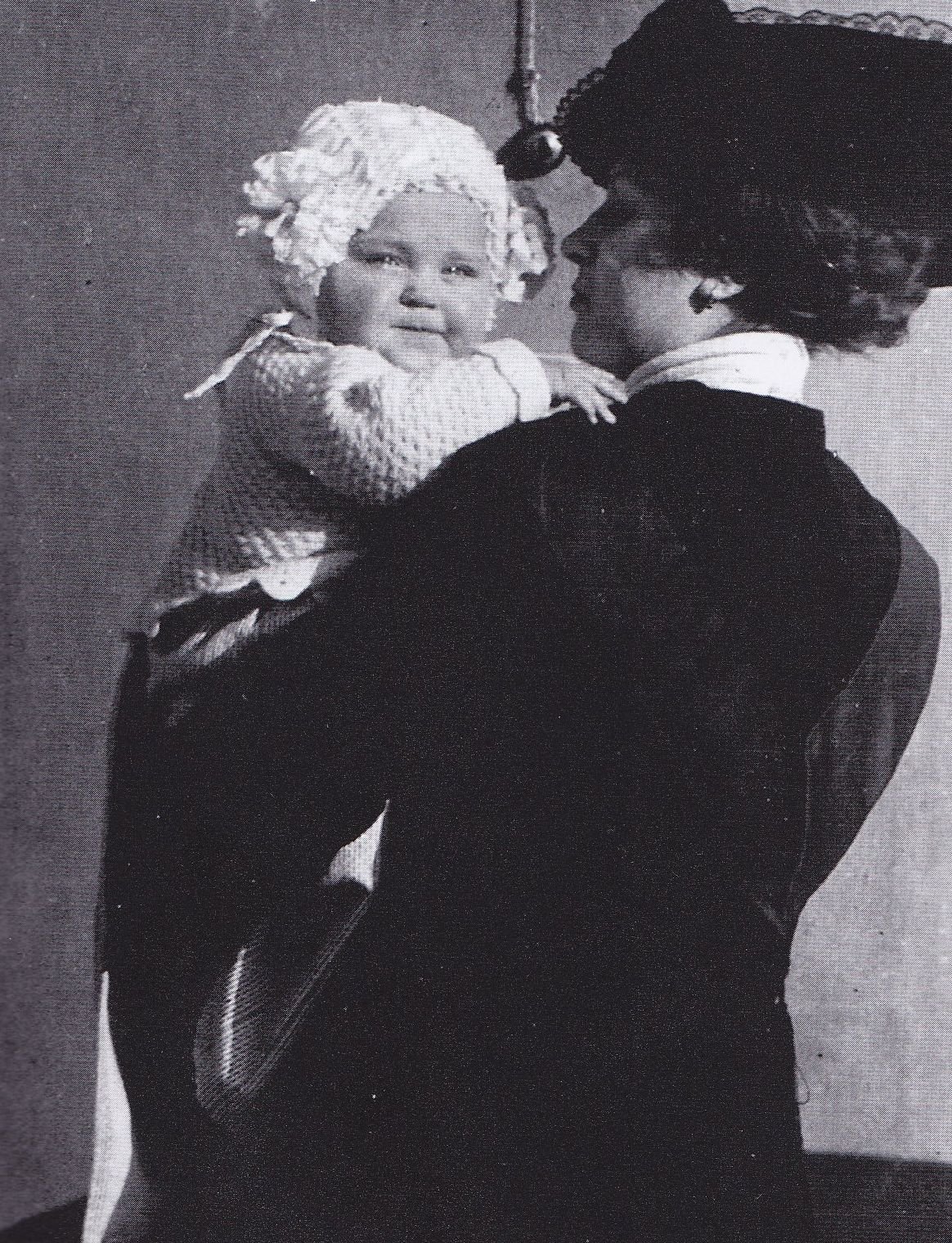 1913 - Jako nemluvně s maminkou.