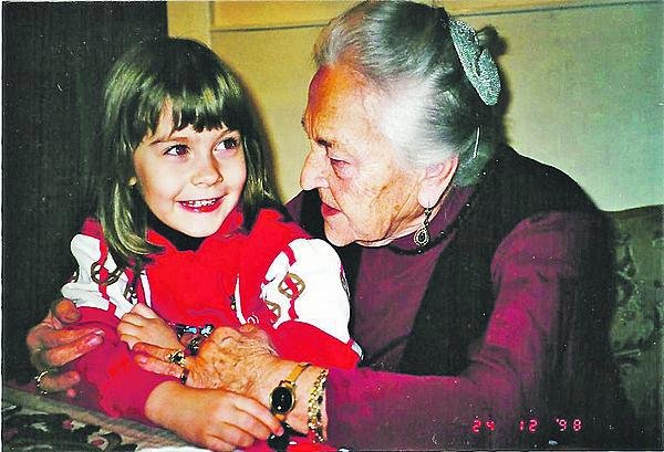 1998. Malá Ditta s babičkou.