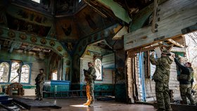 Válka na Ukrajině: V Žitomiru zasáhla ruská raketa i dřevěný kostel z 19. století. (29.4.2022)