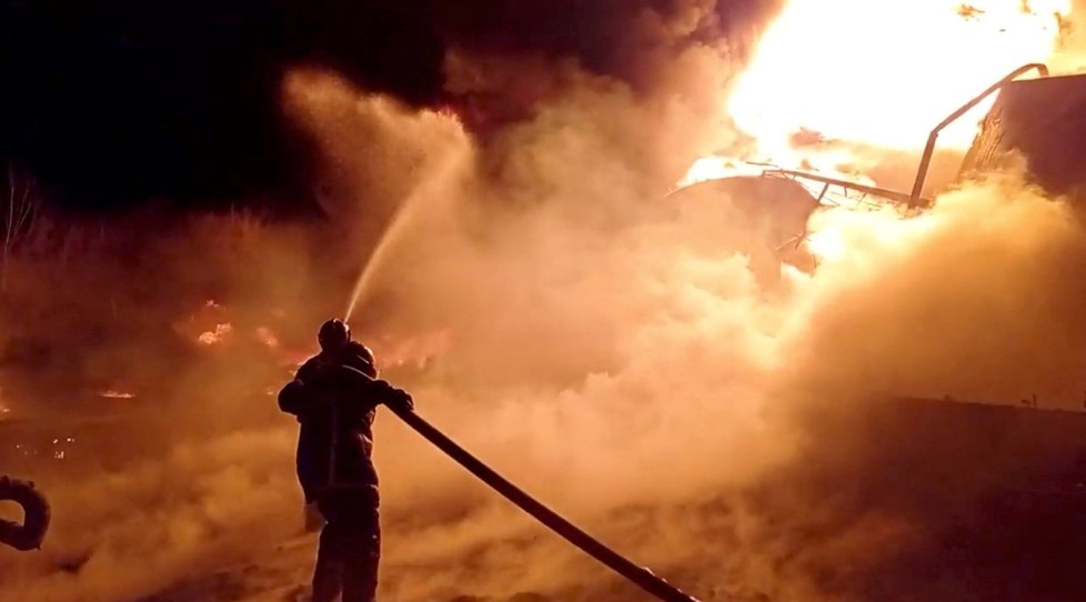 Požár skladu ropy v Žitomirské oblasti poté, co jej zasáhla ruská střela (8. 3. 2022).