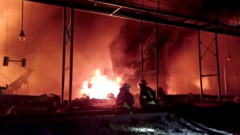 Požár skladu ropy v Žitomirské oblasti poté, co jej zasáhne ruská střela (8.3.2022)