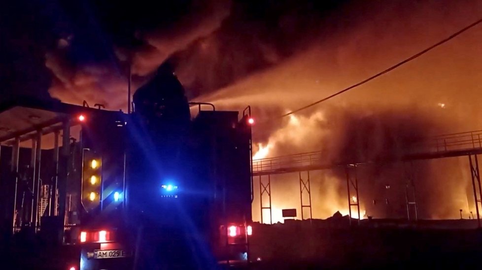 Požár skladu ropy v Žitomirské oblasti poté, co jej zasáhne ruská střela (8.3.2022)