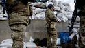 Ukrajinští vojáci hlídkují u města Žitomir