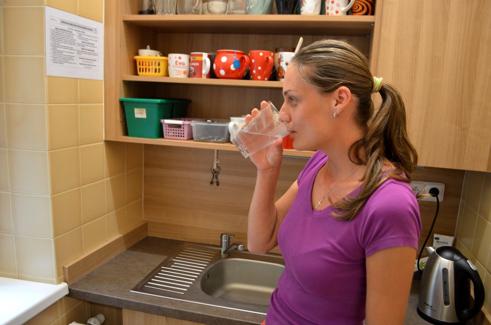 Pracovnice Charity Michaela Bajgerová (30) pije v práci vždycky jen čistou vodu. Výsledky rozboru ji překvapily.