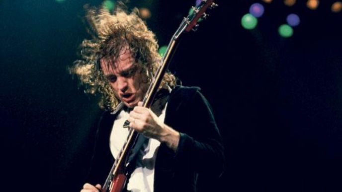 Živel. Kytarista Angus
Young během koncertů
dodnes prokazuje
neuvěřitelnou energii