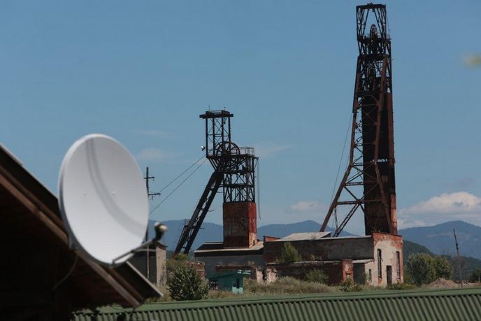 Živelně vzniklá jezera na místě zchátralých solných dolů v ukrajinském v obci Solotvyno