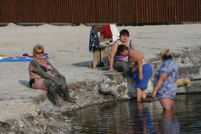 Živelně vzniklá jezera na místě zchátralých solných dolů v ukrajinském v obci Solotvyno