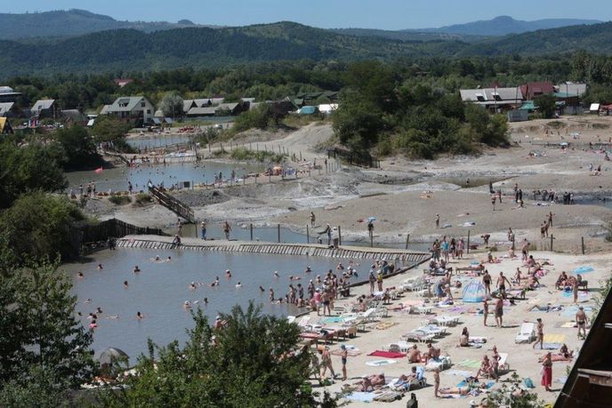 Živelně vzniklá jezera na místě zchátralých solných dolů v ukrajinském v obci Solotvyno