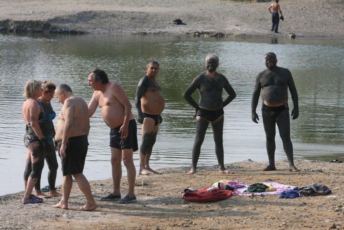 Živelně vzniklá jezera na místě zchátralých solných dolů v ukrajinském v obci Solotvyno