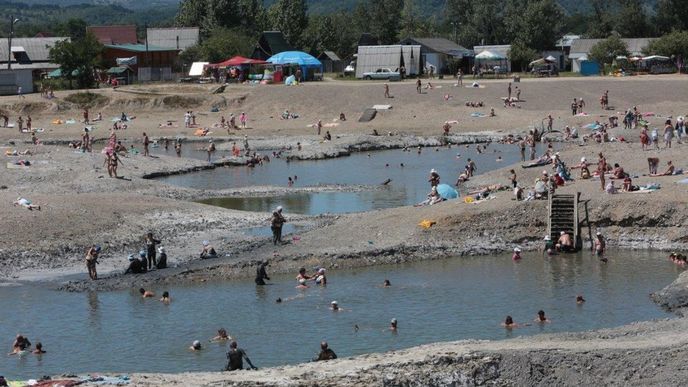 Živelně vzniklá jezera na místě zchátralých solných dolů v ukrajinském v obci Solotvyno