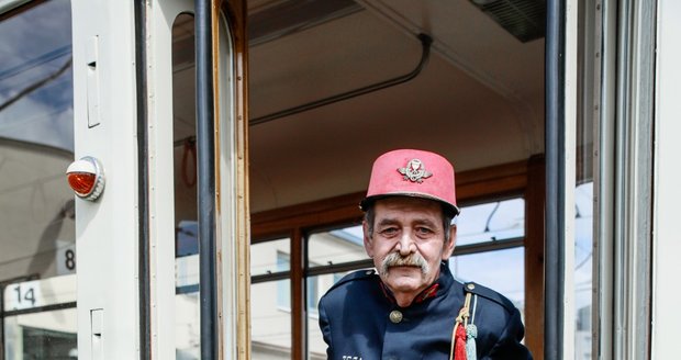 Řidič Aleš Živný (66) spojil s brněnským dopravním podnikem celou svoji profesionální dráhu, po 41 letech odchází do důchodu. 
