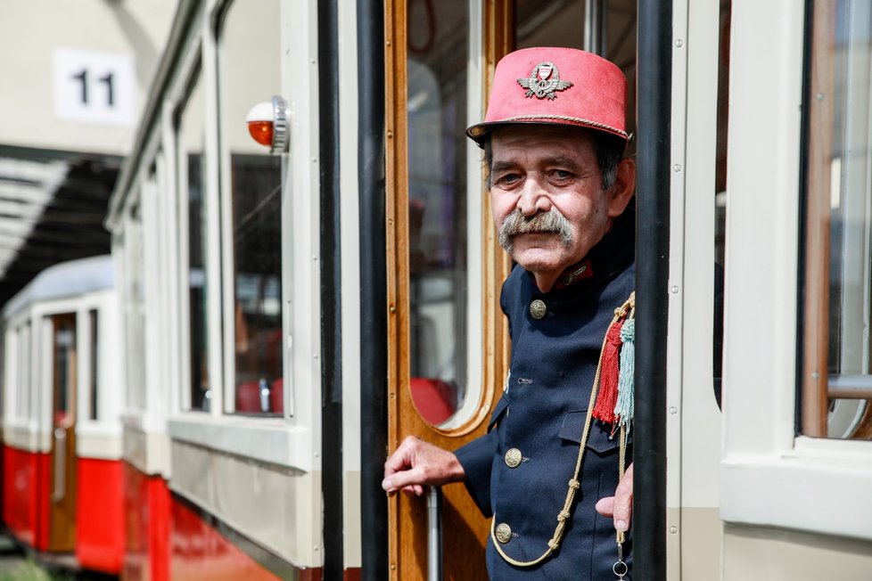 Řidič Aleš Živný (66) spojil s brněnským dopravním podnikem celou svoji profesionální dráhu, po 41 letech odchází do důchodu. 