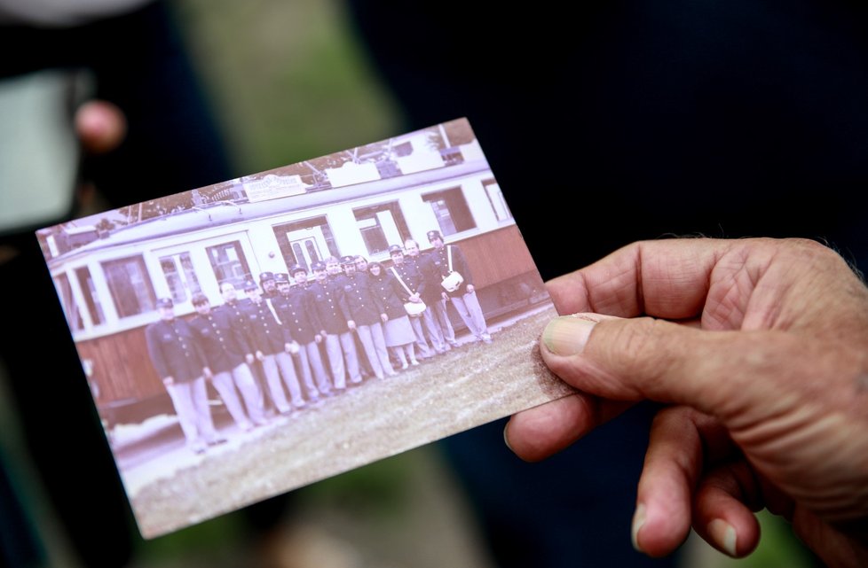 Řidič Aleš Živný ukazuje archivní fotografii z roku 1986, kdy začínal jezdit s tramvají.