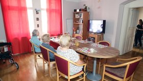 V centru ŽIVOT 90 mají senioři k dispozici učebny, prostory na výtvarné kurzy, fyzioterapeutické místnosti, kinosál, terasu atd.