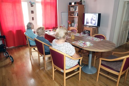 V centru ŽIVOT 90 mají senioři k dispozici učebny, prostory na výtvarné kurzy, fyzioterapeutické místnosti, kinosál, terasu atd.