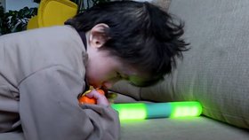 Lékaři později zjistili, že trpí CHARGE syndromem