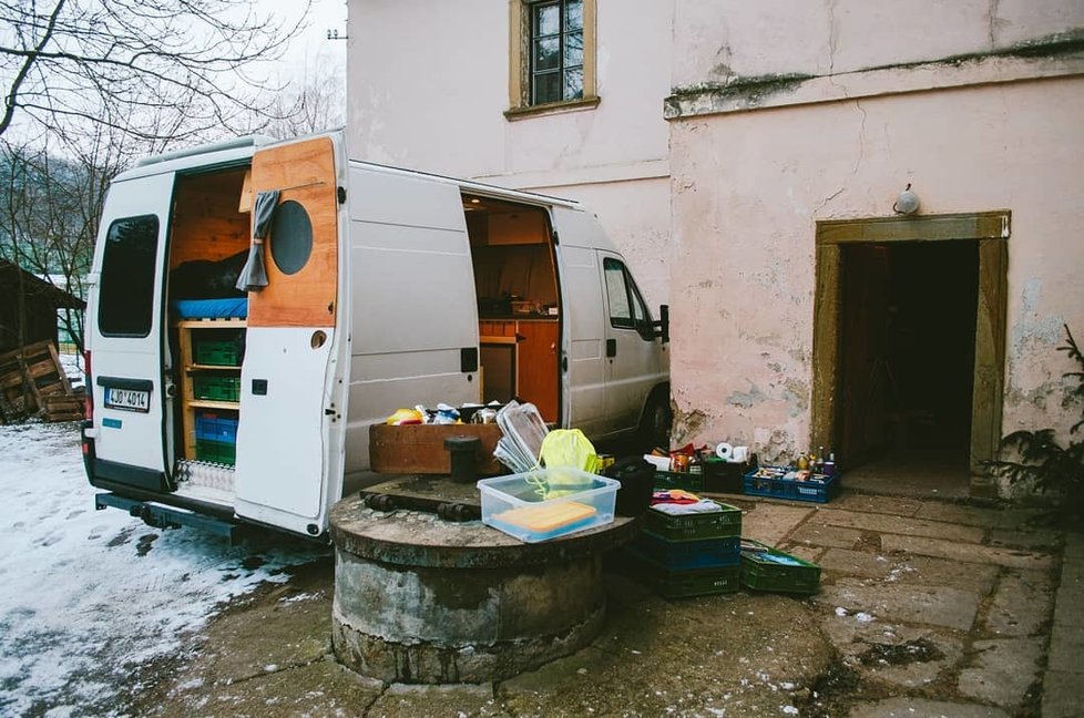 Barbora s Forestem přestavěli dodávku na obytný vůz a se psem Samuelem cestují (nejen) po Evropě