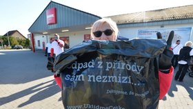 Spolek Ukliďmě Česko vybízí občany k pomoci za lepším životním prostředí. Lidé uklízí obce, města a přírodu od odpadu.