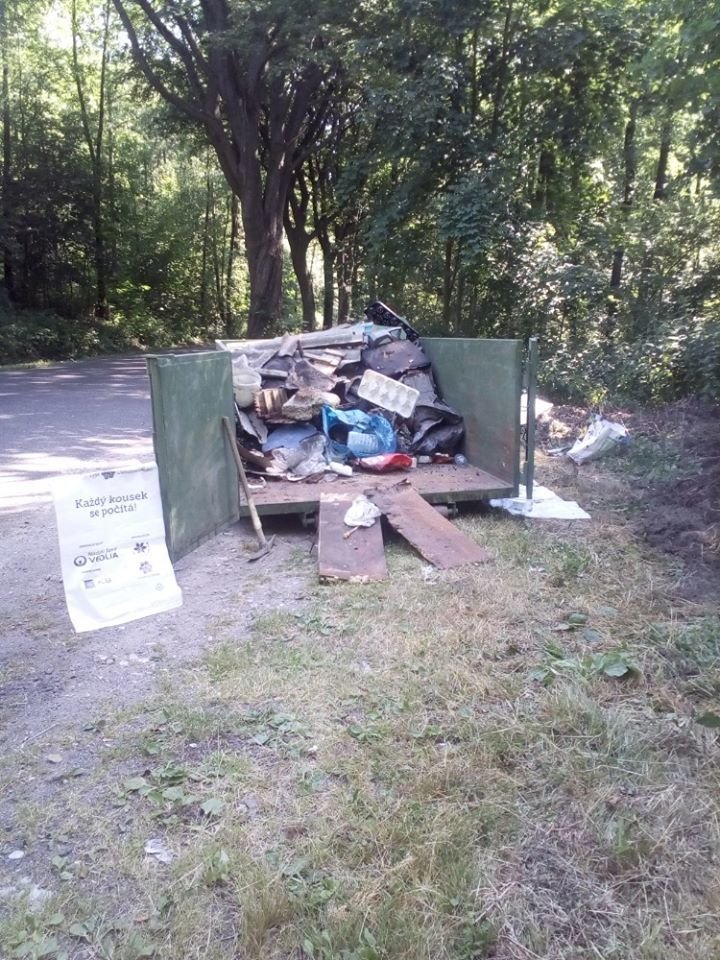 Spolek Ukliďme Česko vybízí občany k pomoci za lepším životním prostředí. Lidé uklízí obce, města a přírodu od odpadu.