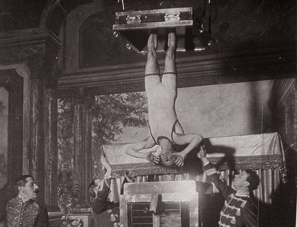 Velký Houdini své triky mnohdy prováděl zavěšený hlavou dolů.