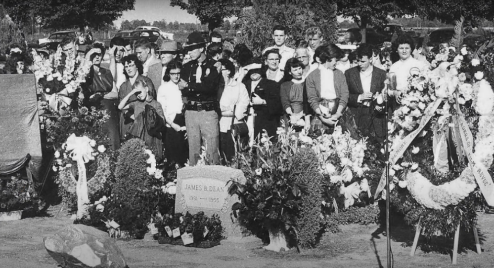 Tragická smrt Jamese Deana zasáhla celý svět. Pohřeb byl velkolepý.