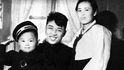 Kim Ir-sen s chotí a synem Kim Čong-ilem.