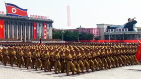Kim Ir-sen pořádal velké vojenské přehlídky.