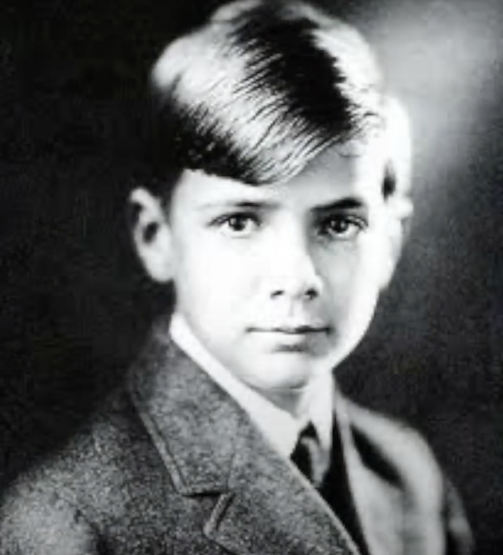 Howard Hughes se narodil do bohaté rodiny. A své jmění během svého života ještě znásobil.
