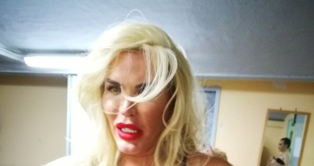 Oživlý Ken Rodrigo Alves se převlékl za ženu a říká si Jessica